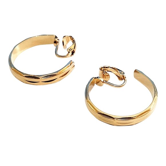 1 1/8" Avon Crimped Hoop Clip On Earrings Gold Tone Vintage Fine Rib Accent Line - Picture 6 of 8